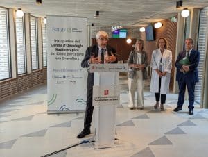 Inauguració del Centre d'Oncologia Radioterápica del Clínic Barcelona amb autoritats parlant al faristol