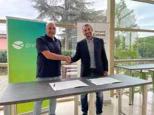 Dos empresaris estrenyent-se la mà durant la signatura d'un acord de col·laboració entre Ginemed i Hospital Celoni.