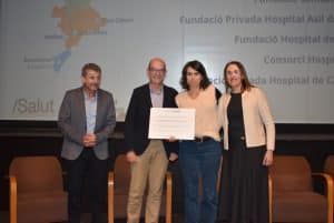 Quatre professionals de la salut posant amb un certificat en un acte de reconeixement hospitalari a Catalunya.