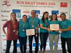 Equip de professionals sanitaris de l'Hospital Sant Celoni celebrant amb medalles i diplomes als BCN Salut Games 2024