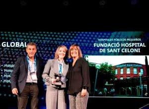 Tres professionals rebent un premi per a la Fundació Hospital de Sant Celoni en una cerimònia d'hospitals públics petits