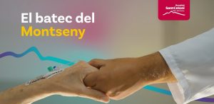 Dues mans es donen la mà en senyal de suport i solidaritat, amb polsera d'hospital - Batec del Montseny Sant Celoni