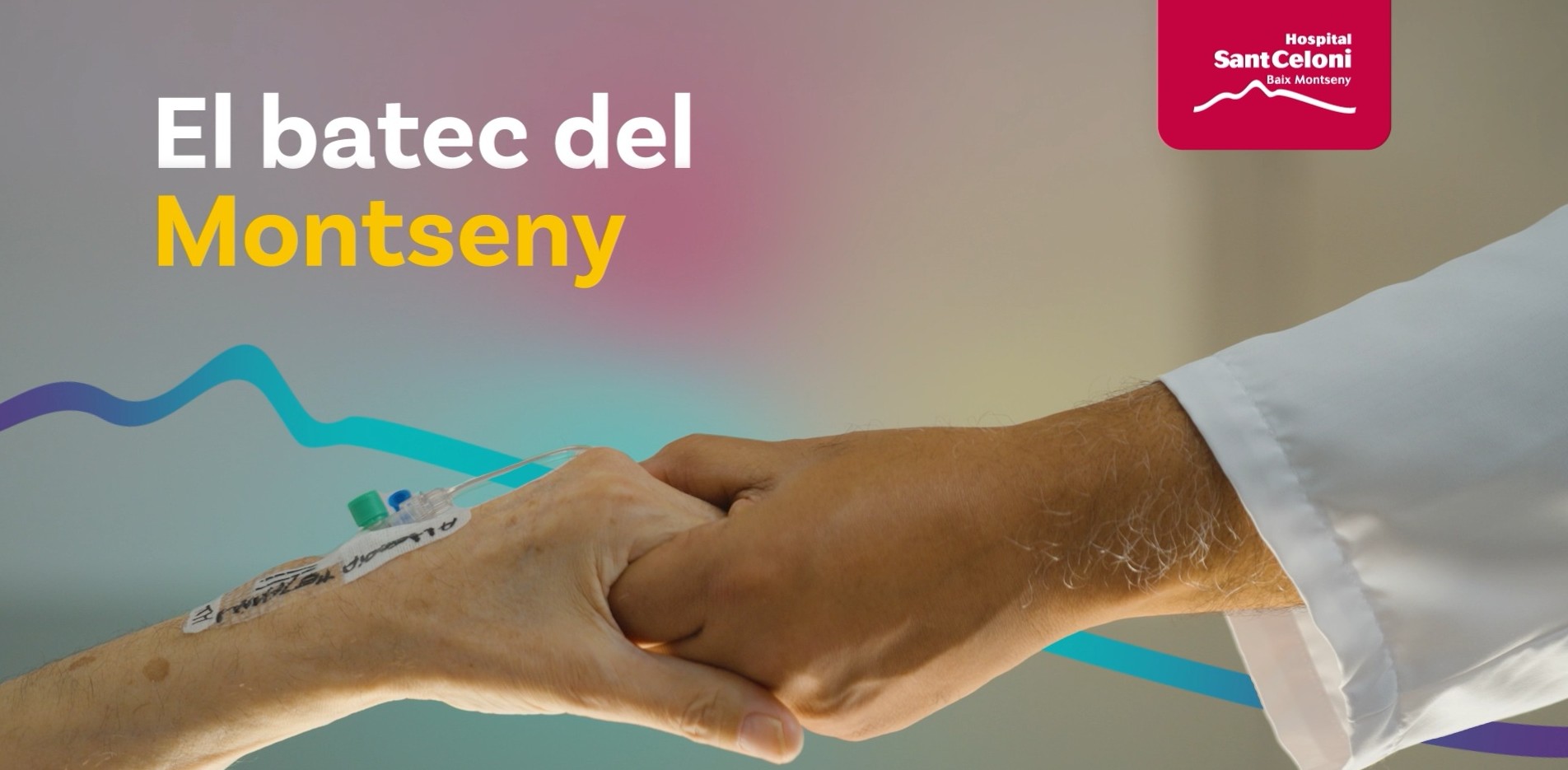 Dues mans es donen la mà en senyal de suport i solidaritat, amb polsera d'hospital - Batec del Montseny Sant Celoni