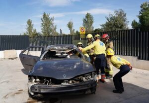 Bombers practicant rescat en vehicle accidentat durant exercici de formació d'emergències