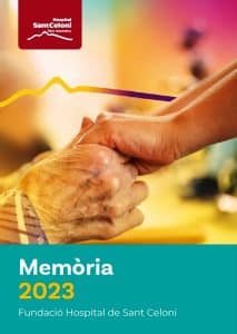 Memòria 2023 de la Fundació Hospital de Sant Celoni amb imatge de mans entrellaçades simbolitzant cura i suport mèdic