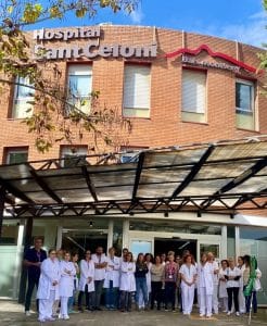 Equip mèdic i personal de l'Hospital Sant Celoni posant davant l'entrada principal de l'edifici de maó vermell