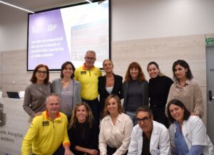 Grup de professionals sanitaris i emergències posant en presentació del circuit d'atenció al pacient crític al Vallès Oriental