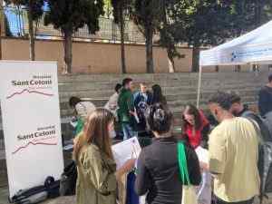 Estudiants participant en una fira d'ocupació amb estands de l'Hospital Sant Celoni i altres empreses sanitàries.