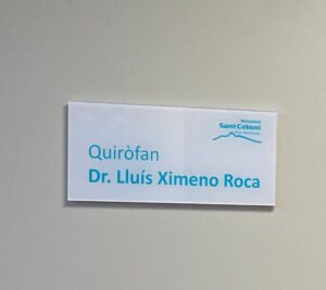 Placa identificativa del quiròfan del Dr. Lluís Ximeno Roca a l'Hospital Sant Celoni de la Vall Maresme