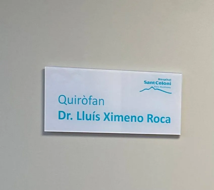 Placa identificativa del quiròfan del Dr. Lluís Ximeno Roca a l'Hospital Sant Celoni de la Vall Maresme