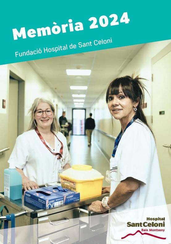 Dos professionals sanitaris somrients treballant en un passadís de l'Hospital Sant Celoni - Memòria 2024