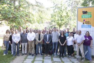 Grup de participants posant per a foto grupal en competició de robots Robocat STEM a Montquimic, projecte científic educatiu