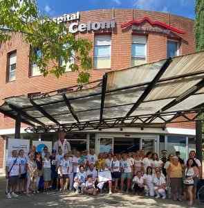 Grup de persones posant davant l'entrada de l'Hospital Cerdanya en una jornada de celebració o acte comunitari