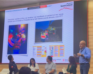 Presentació sobre emergències mèdiques amb helicòpter sanitari a l'Hospital Sant Celoni, ponent explicant davant audiència