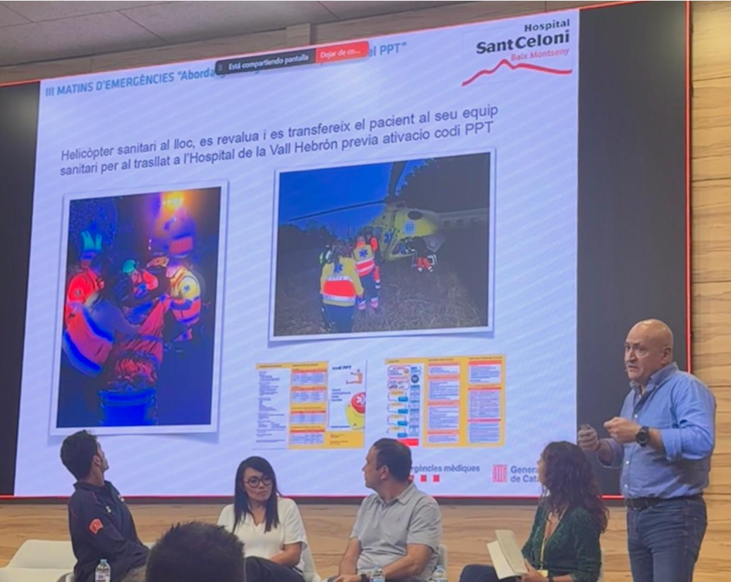 Presentació sobre emergències mèdiques amb helicòpter sanitari a l'Hospital Sant Celoni, ponent explicant davant audiència